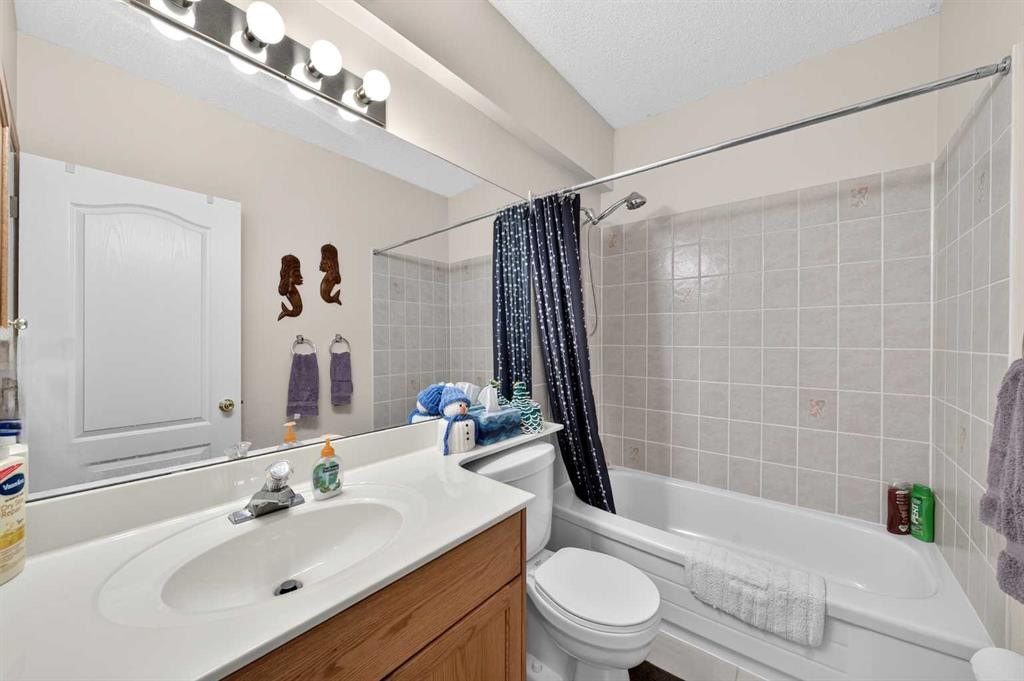 37 Scimitar Heath Nw, Calgary, AB - Indoor Photo Showing Bathroom
