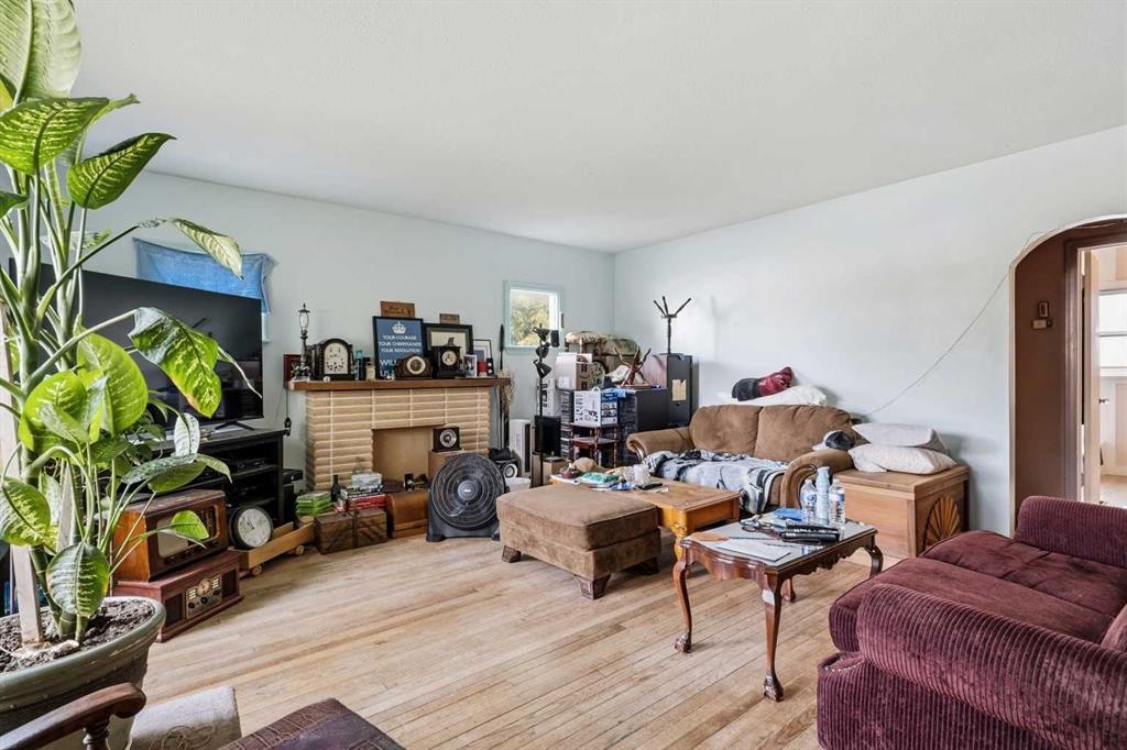4737 48 Street, Olds, AB - Indoor Photo Showing Living Room