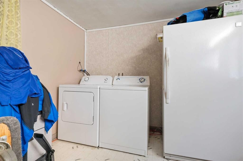 4737 48 Street, Olds, AB - Indoor Photo Showing Laundry Room