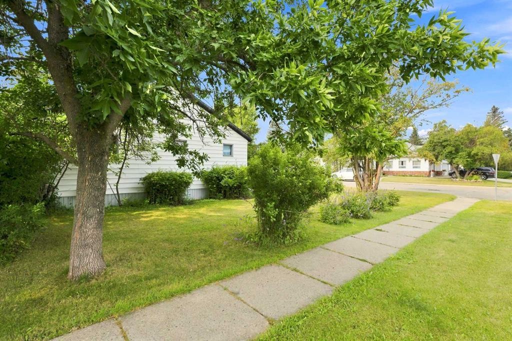 4737 48 Street, Olds, AB - Outdoor