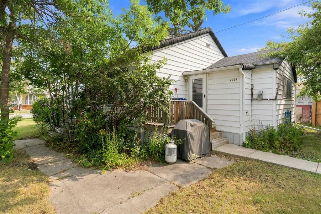 4737 48 Street, Olds, AB - Outdoor