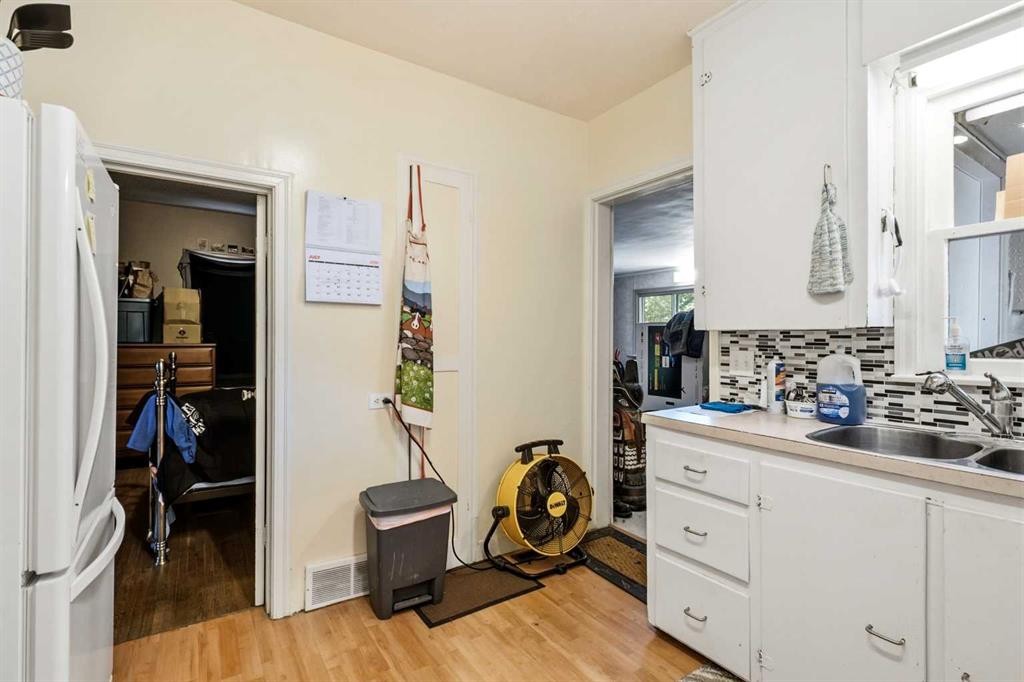 4737 48 Street, Olds, AB - Indoor Photo Showing Kitchen With Double Sink