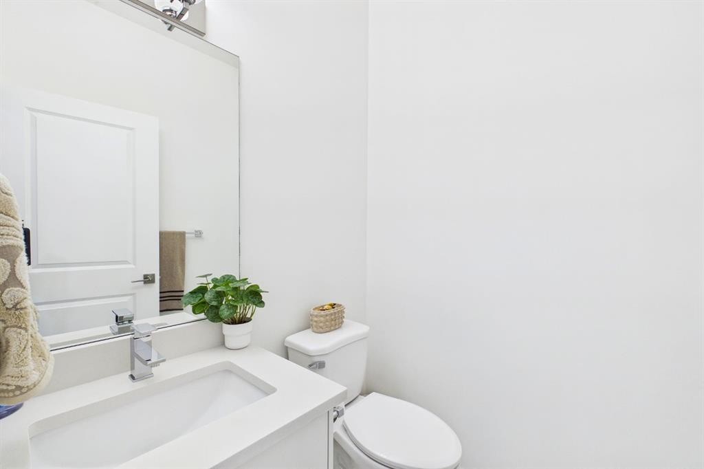 66 Legacy Glen Crescent Se, Calgary, AB - Indoor Photo Showing Bathroom