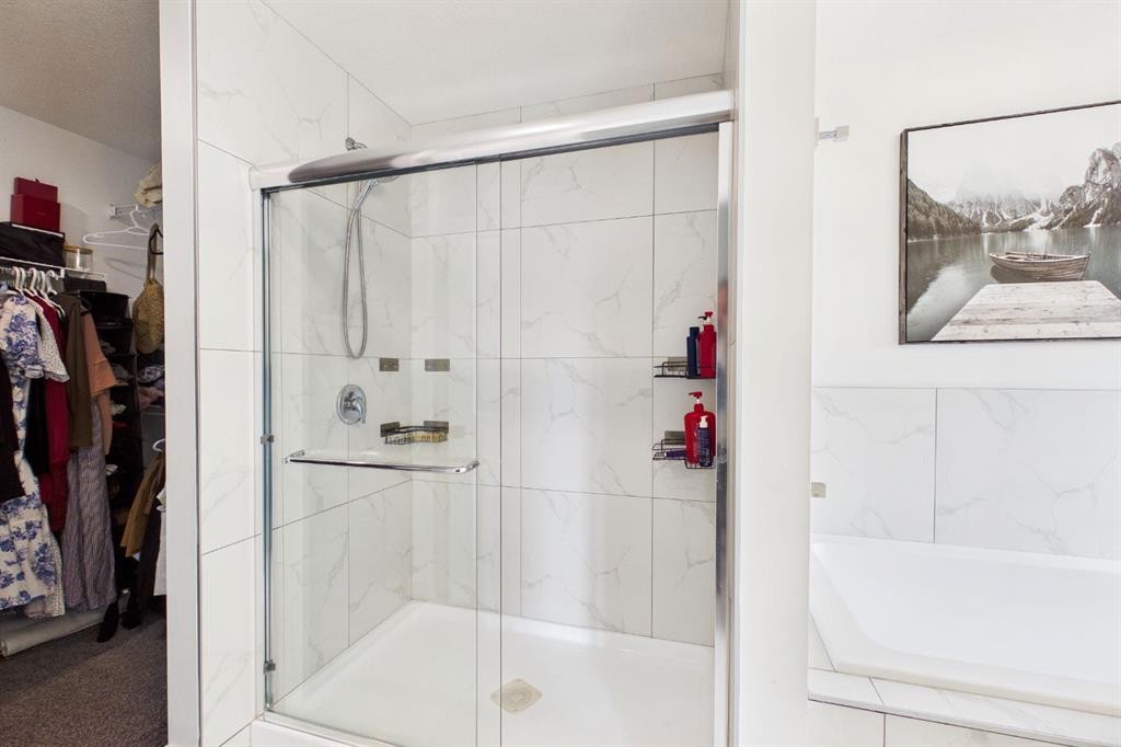 66 Legacy Glen Crescent Se, Calgary, AB - Indoor Photo Showing Bathroom