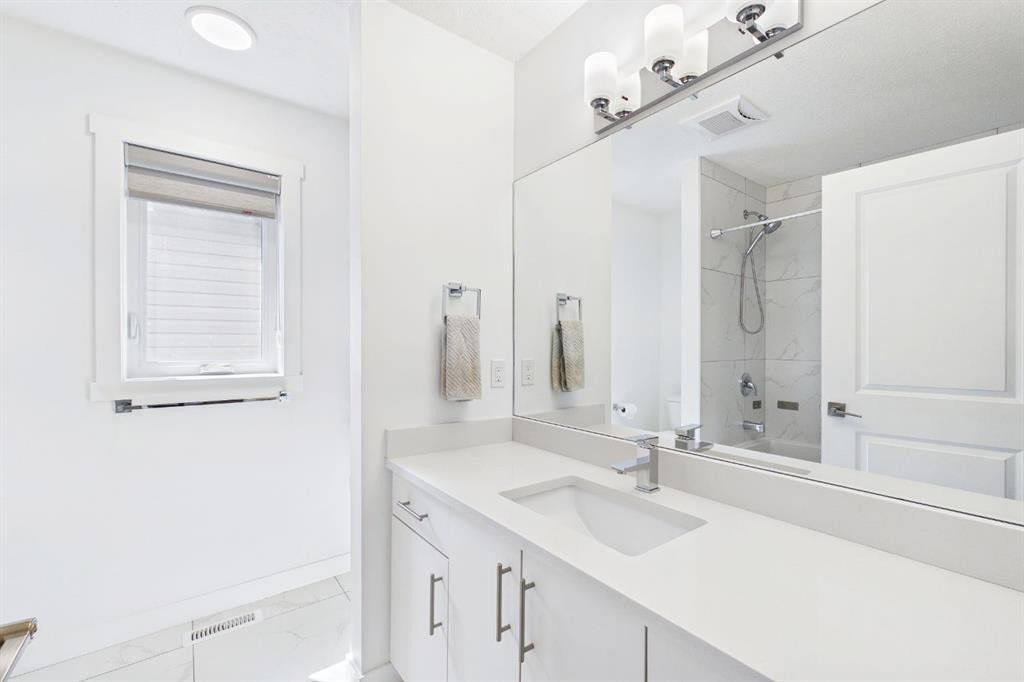 66 Legacy Glen Crescent Se, Calgary, AB - Indoor Photo Showing Bathroom