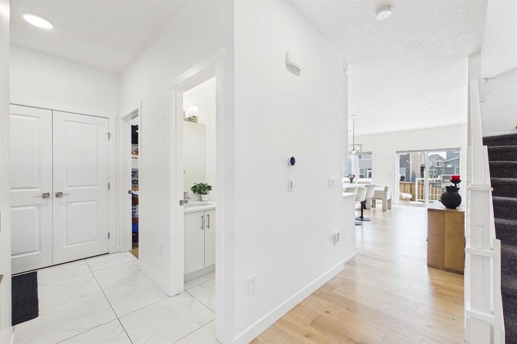 66 Legacy Glen Crescent Se, Calgary, AB - Indoor Photo Showing Other Room