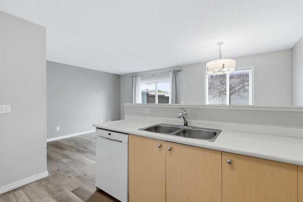 103-760 Railway Gate Sw, Airdrie, AB - Indoor Photo Showing Kitchen With Double Sink