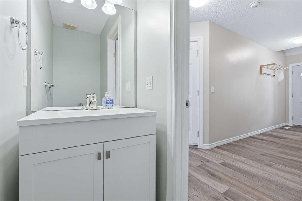 103-760 Railway Gate Sw, Airdrie, AB - Indoor Photo Showing Bathroom