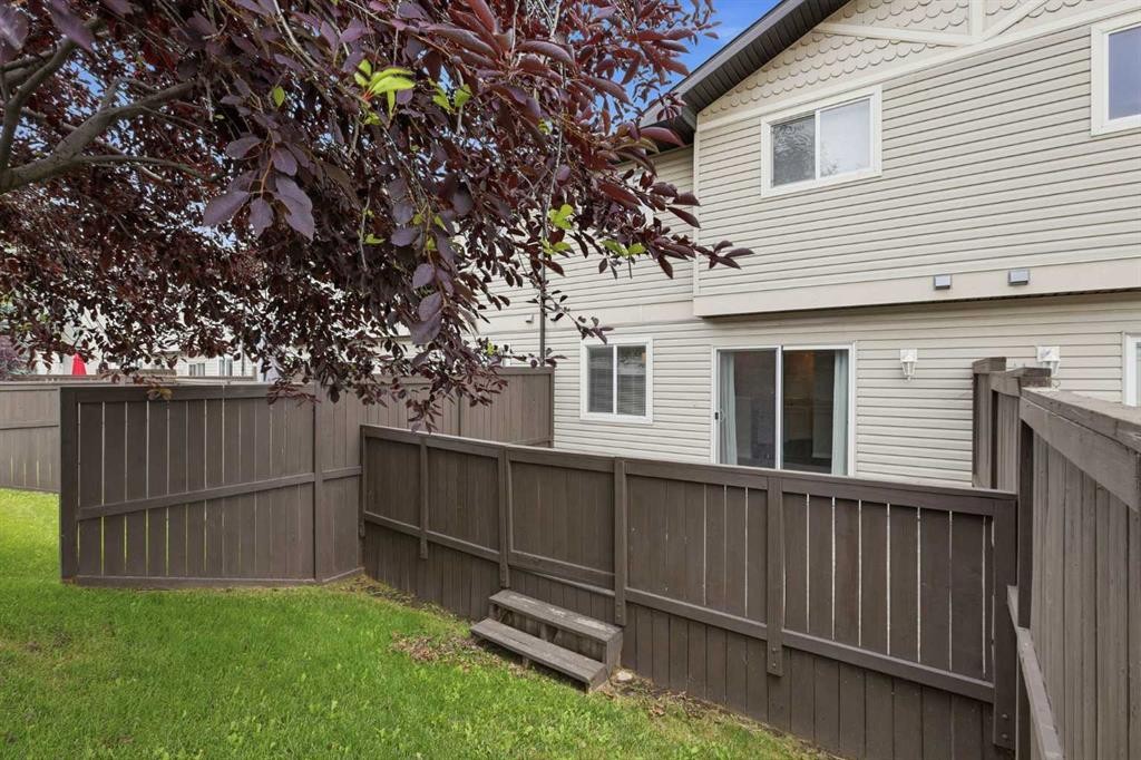 103-760 Railway Gate Sw, Airdrie, AB - Outdoor