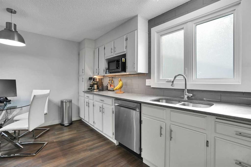 36 Coach Manor Rise Sw, Calgary, AB - Indoor Photo Showing Kitchen With Double Sink