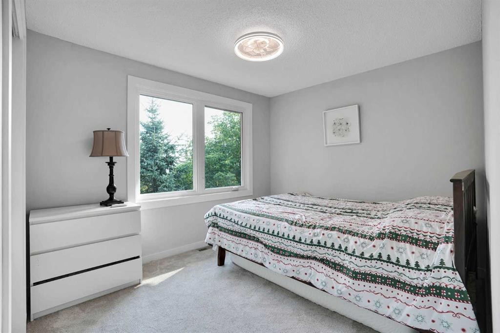 36 Coach Manor Rise Sw, Calgary, AB - Indoor Photo Showing Bedroom