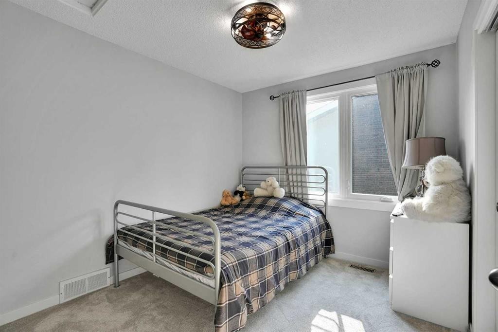 36 Coach Manor Rise Sw, Calgary, AB - Indoor Photo Showing Bedroom