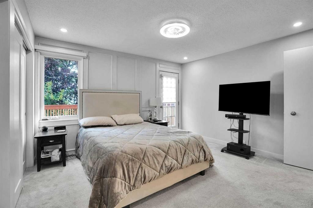 36 Coach Manor Rise Sw, Calgary, AB - Indoor Photo Showing Bedroom