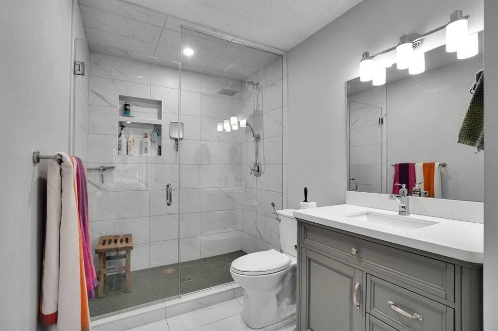 36 Coach Manor Rise Sw, Calgary, AB - Indoor Photo Showing Bathroom