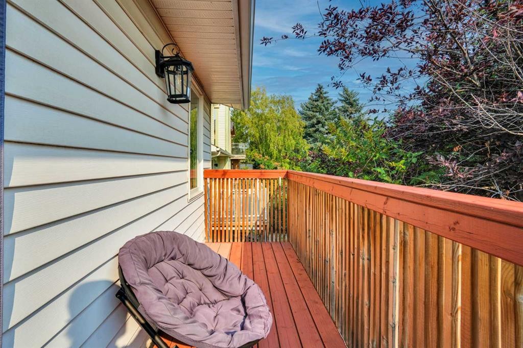 36 Coach Manor Rise Sw, Calgary, AB - Outdoor