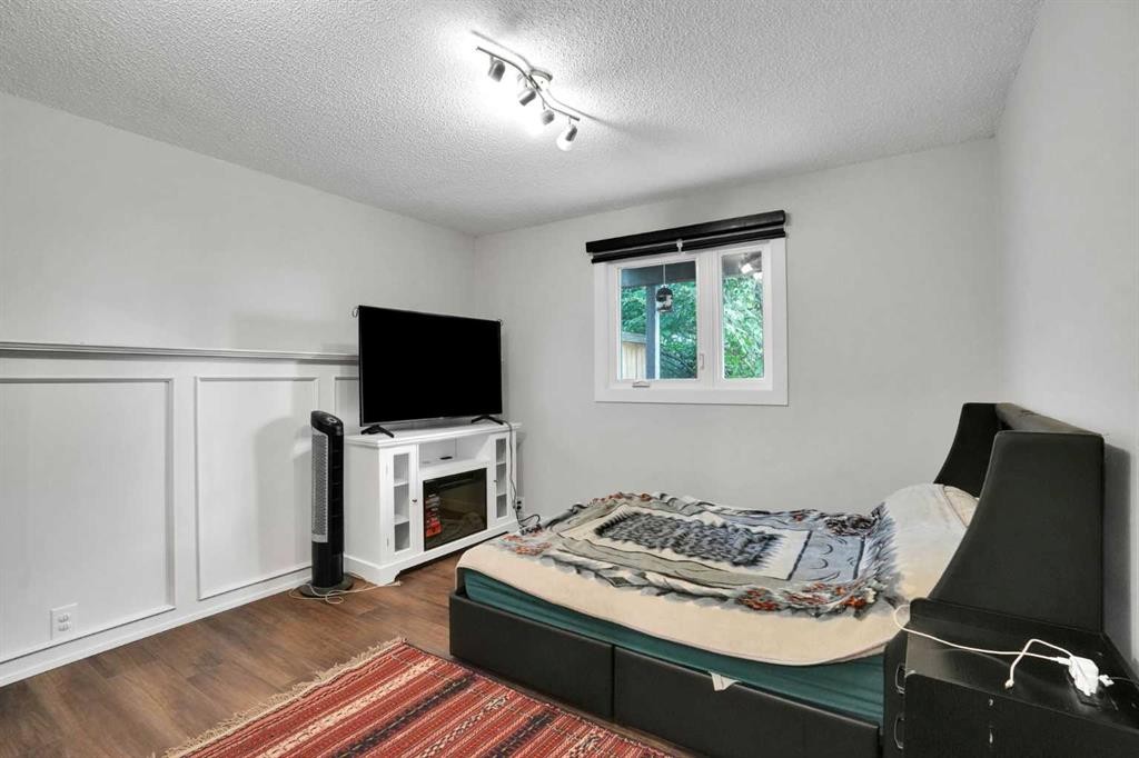 36 Coach Manor Rise Sw, Calgary, AB - Indoor Photo Showing Bedroom