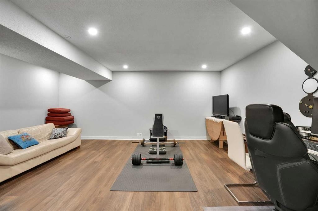 36 Coach Manor Rise Sw, Calgary, AB - Indoor