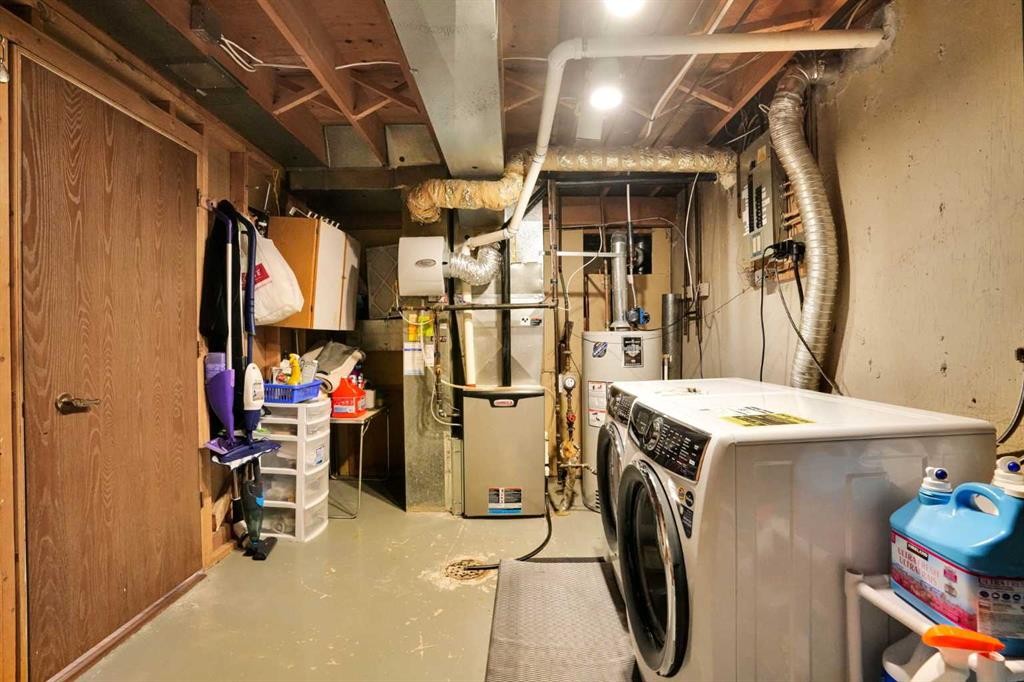 36 Coach Manor Rise Sw, Calgary, AB - Indoor Photo Showing Laundry Room
