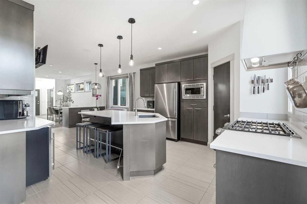 2042 49 Avenue Sw, Calgary, AB - Indoor Photo Showing Kitchen With Upgraded Kitchen