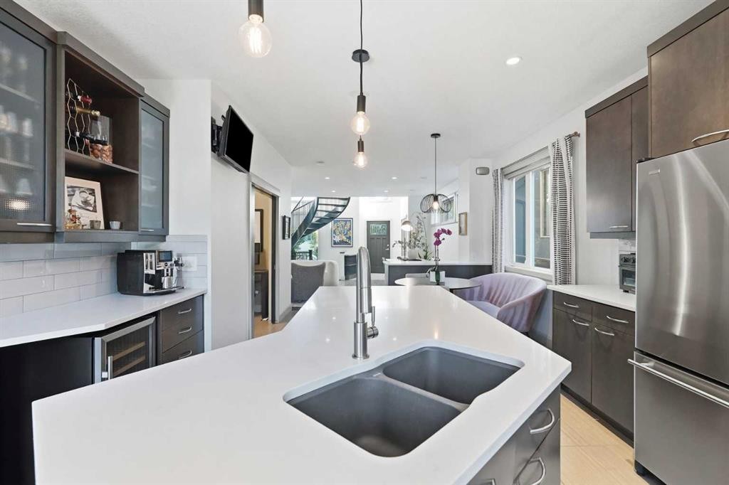 2042 49 Avenue Sw, Calgary, AB - Indoor Photo Showing Kitchen With Double Sink With Upgraded Kitchen