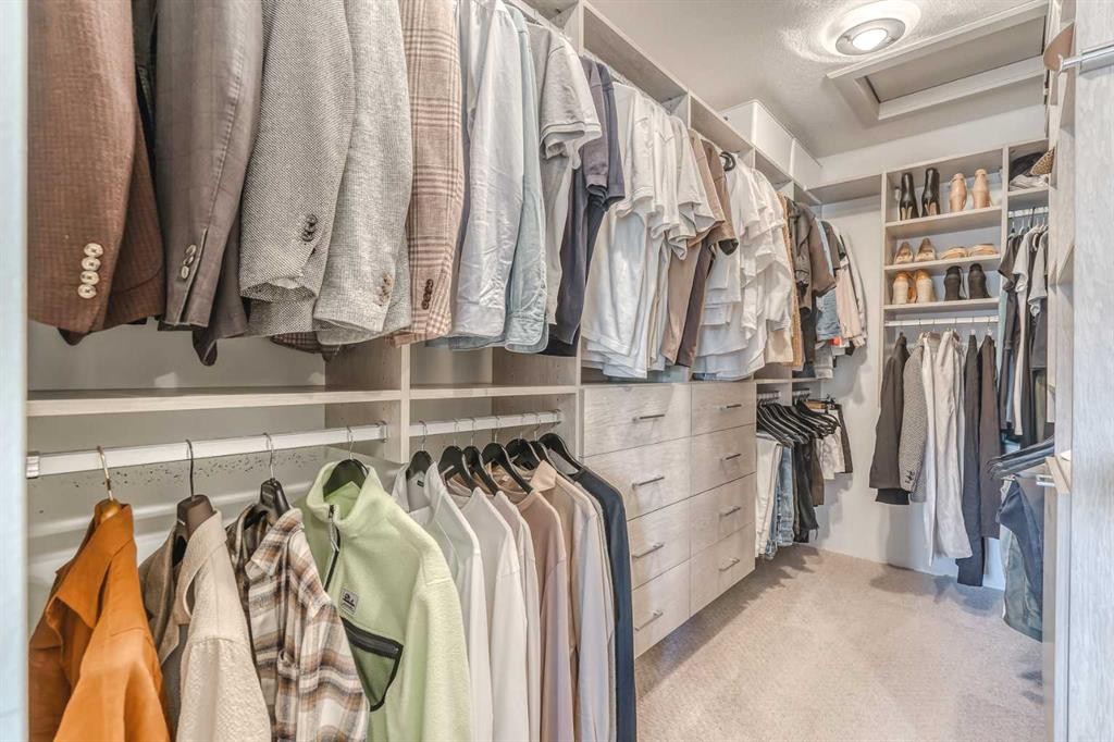 2042 49 Avenue Sw, Calgary, AB - Indoor With Storage