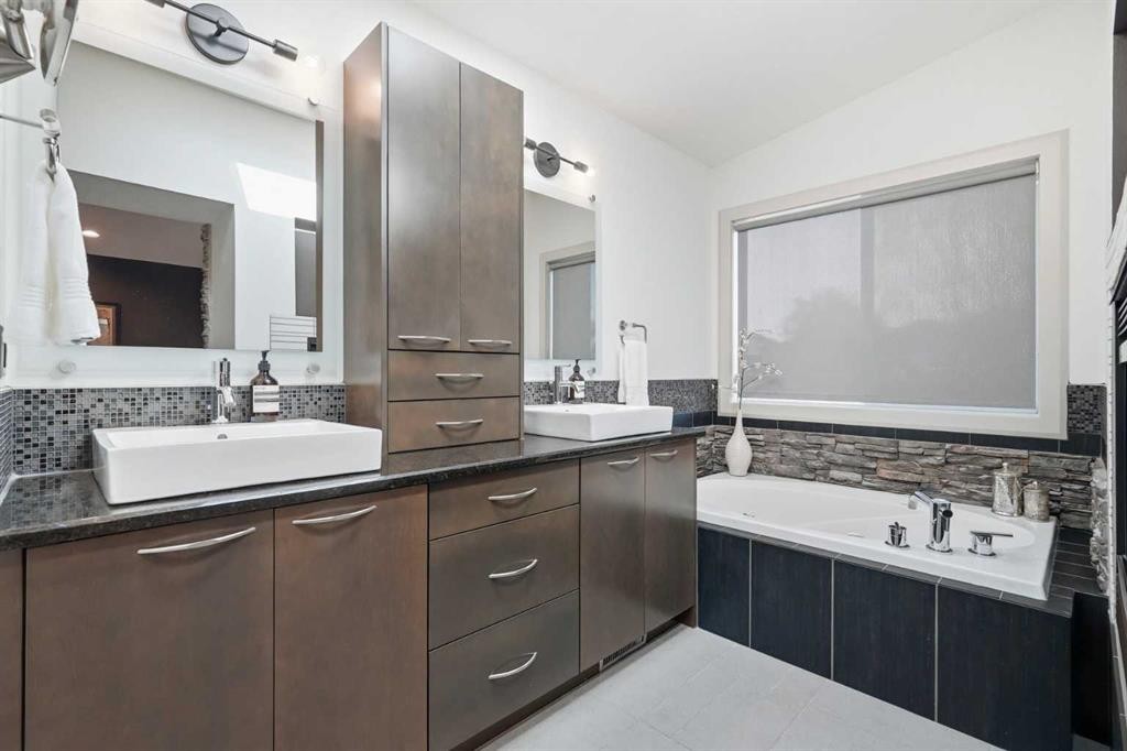 2042 49 Avenue Sw, Calgary, AB - Indoor Photo Showing Bathroom