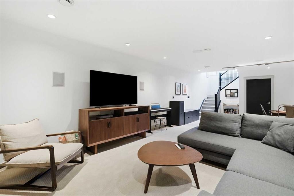 2042 49 Avenue Sw, Calgary, AB - Indoor Photo Showing Living Room