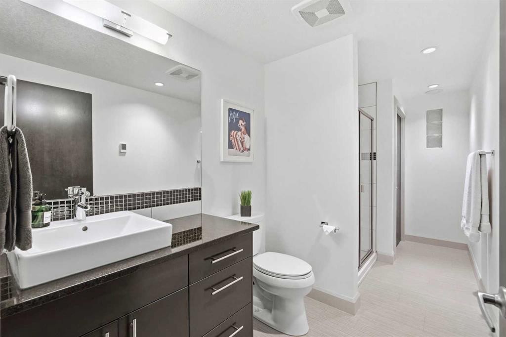 2042 49 Avenue Sw, Calgary, AB - Indoor Photo Showing Bathroom