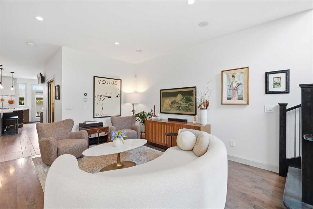 2042 49 Avenue Sw, Calgary, AB - Indoor Photo Showing Living Room