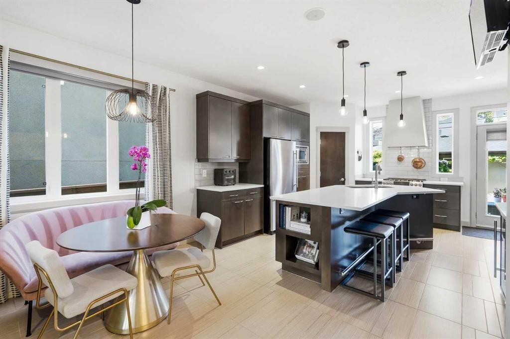 2042 49 Avenue Sw, Calgary, AB - Indoor
