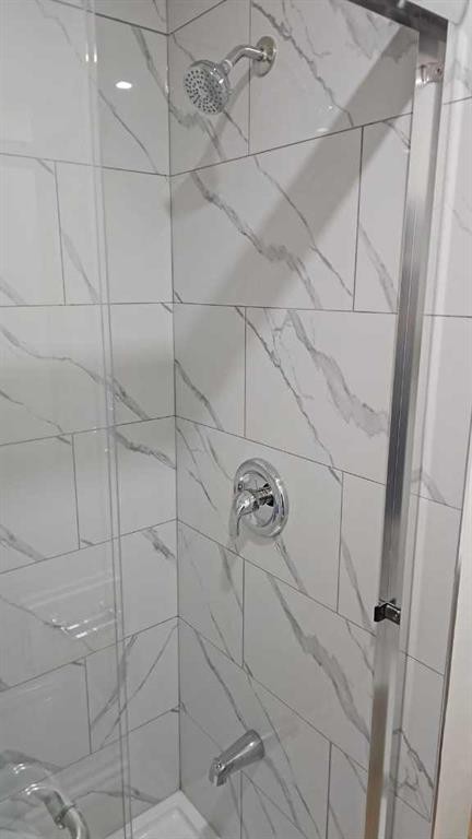 4222 40 Avenue Nw, Calgary, AB - Indoor Photo Showing Bathroom