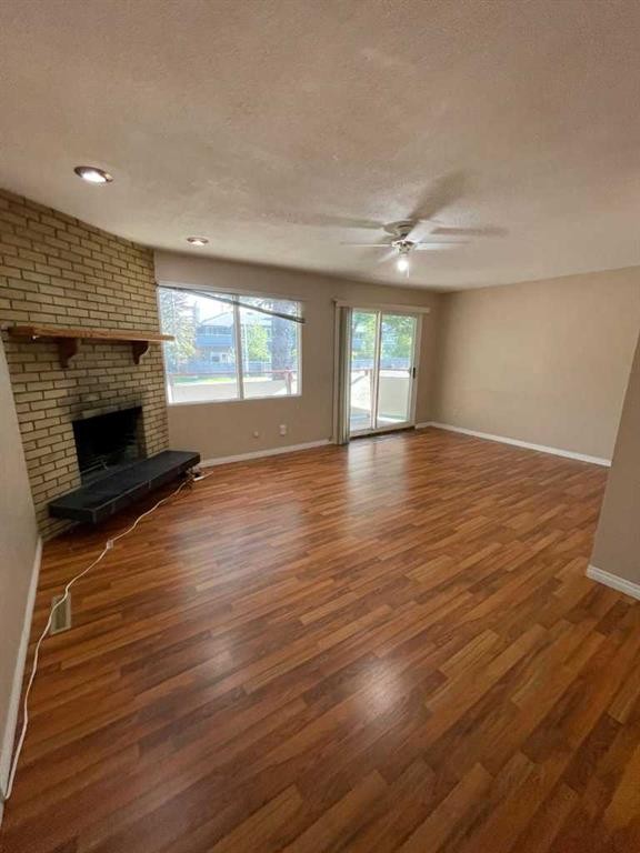4222 40 Avenue Nw, Calgary, AB - Indoor With Fireplace
