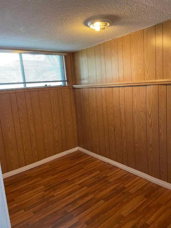 4222 40 Avenue Nw, Calgary, AB - Indoor Photo Showing Other Room