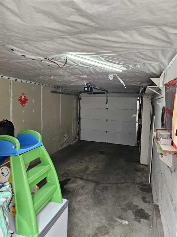 4222 40 Avenue Nw, Calgary, AB - Indoor Photo Showing Garage