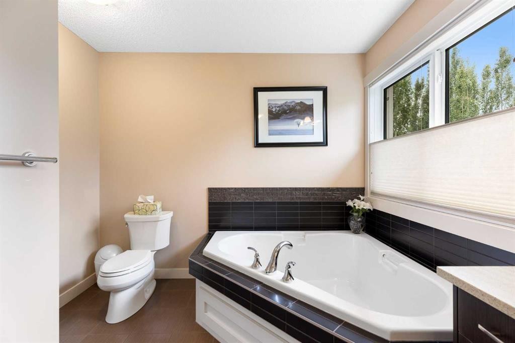 165 Cranarch Common Se, Calgary, AB - Indoor Photo Showing Bathroom