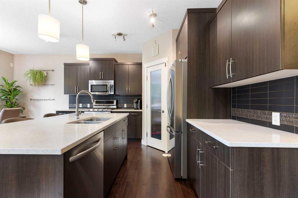 165 Cranarch Common Se, Calgary, AB - Indoor Photo Showing Kitchen With Double Sink With Upgraded Kitchen
