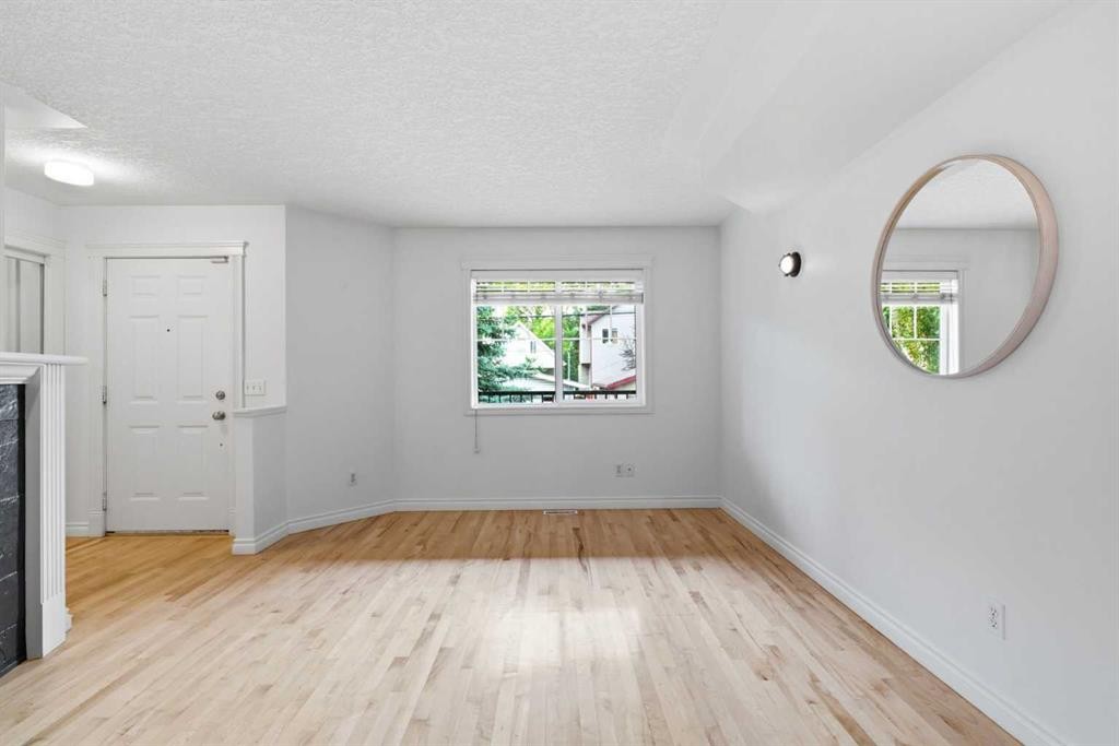 2-435 13 Avenue Ne, Calgary, AB - Indoor Photo Showing Other Room