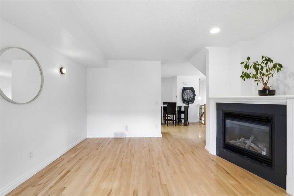 2-435 13 Avenue Ne, Calgary, AB - Indoor Photo Showing Living Room With Fireplace