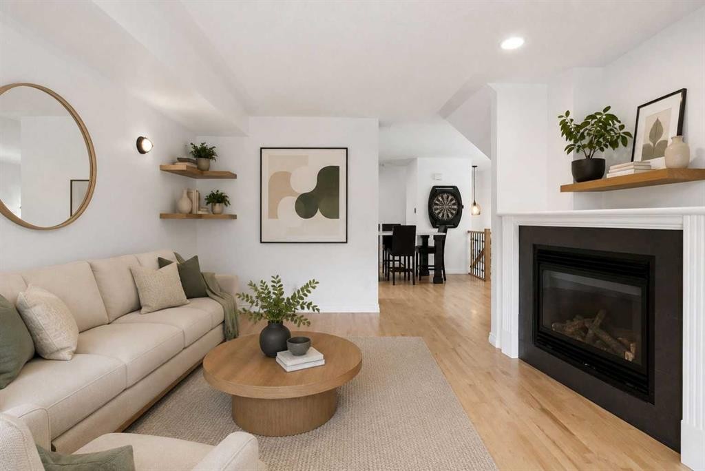 2-435 13 Avenue Ne, Calgary, AB - Indoor Photo Showing Living Room With Fireplace
