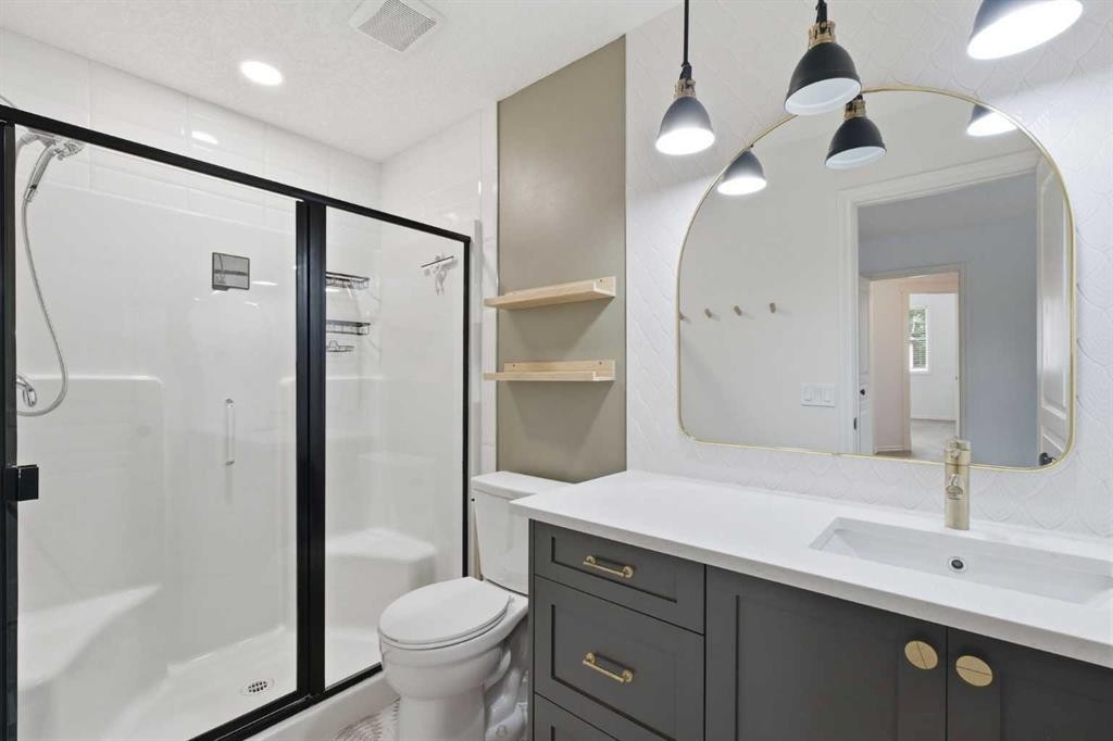 2-435 13 Avenue Ne, Calgary, AB - Indoor Photo Showing Bathroom