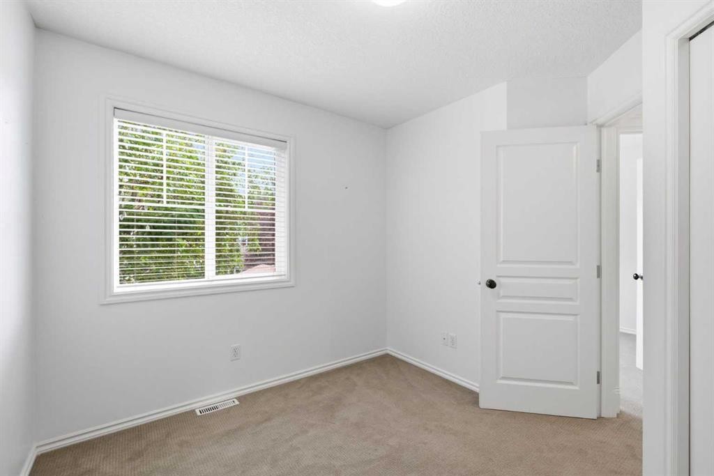 2-435 13 Avenue Ne, Calgary, AB - Indoor Photo Showing Other Room