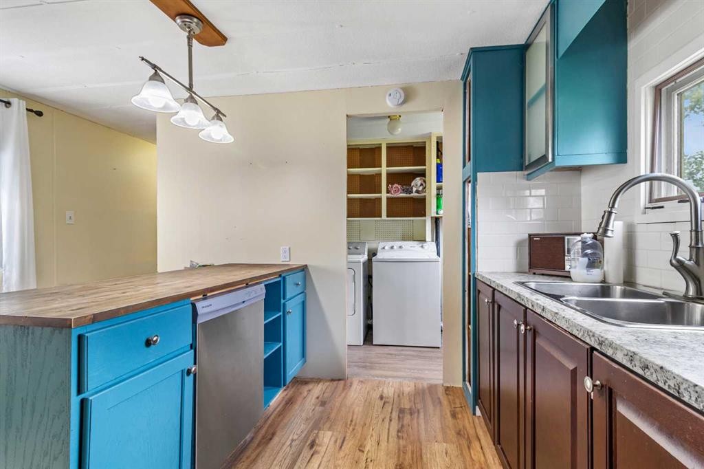 2104 23 Avenue, Delburne, AB - Indoor Photo Showing Kitchen With Double Sink