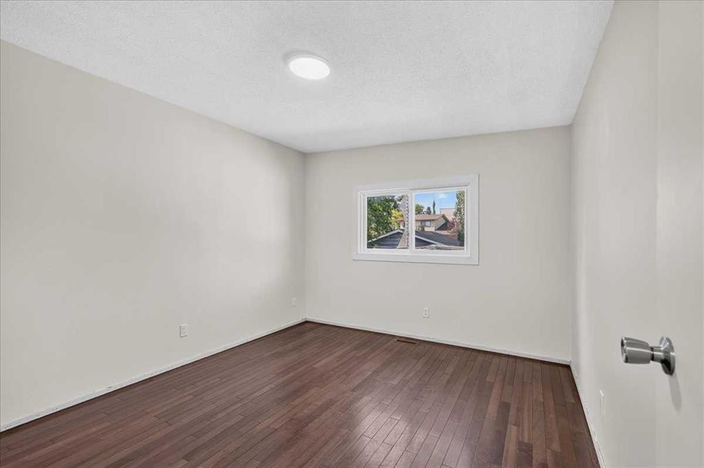 2606 14 Avenue Se, Calgary, AB - Indoor Photo Showing Other Room