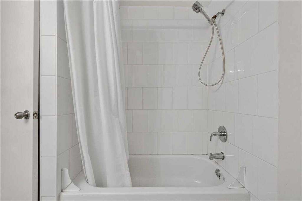 2606 14 Avenue Se, Calgary, AB - Indoor Photo Showing Bathroom