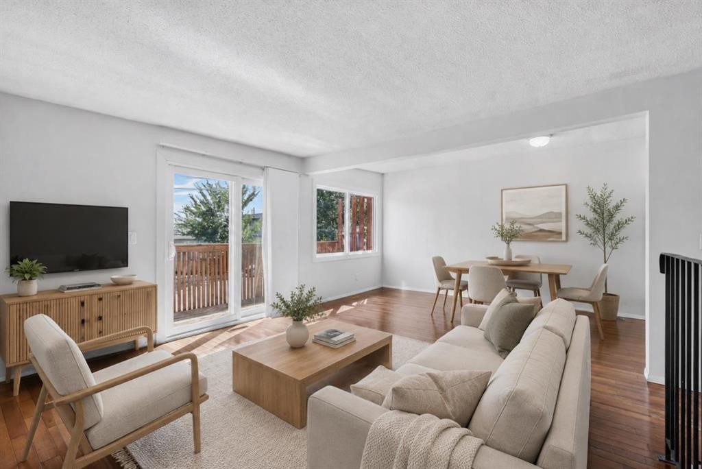 2606 14 Avenue Se, Calgary, AB - Indoor Photo Showing Living Room