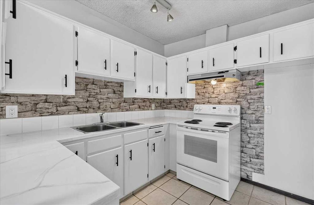 2606 14 Avenue Se, Calgary, AB - Indoor Photo Showing Kitchen With Double Sink