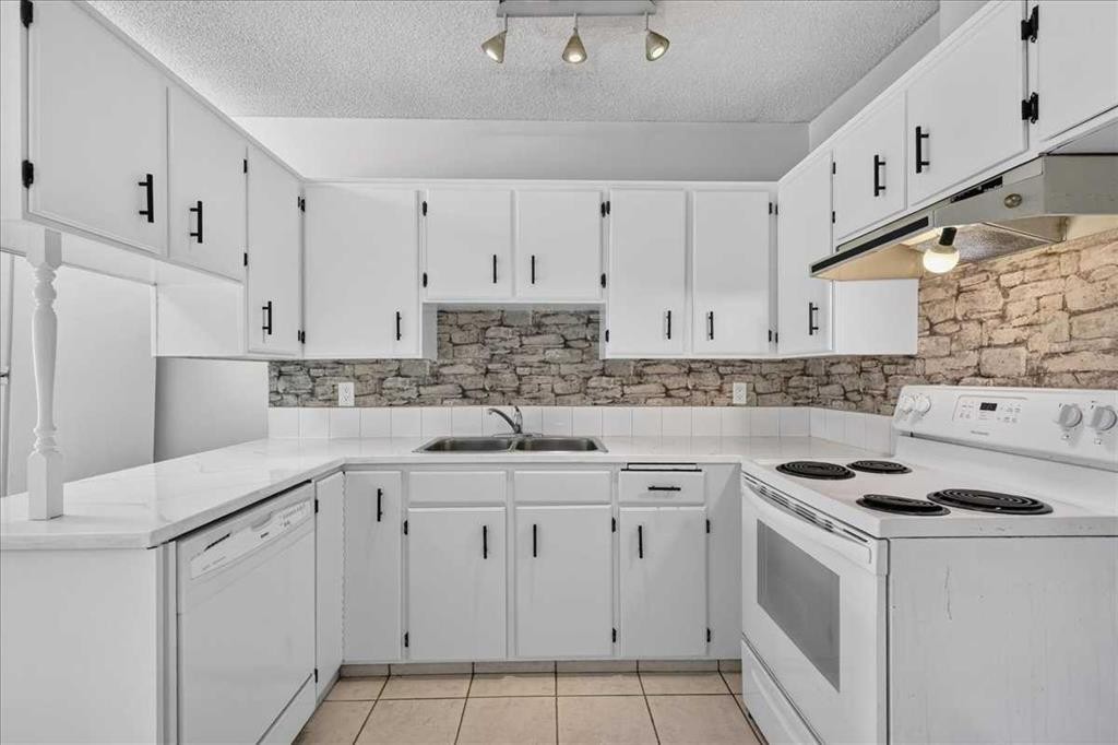 2606 14 Avenue Se, Calgary, AB - Indoor Photo Showing Kitchen With Double Sink