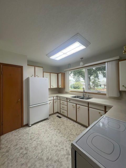 622 6 Avenue, Wainwright, AB - Indoor Photo Showing Kitchen With Double Sink
