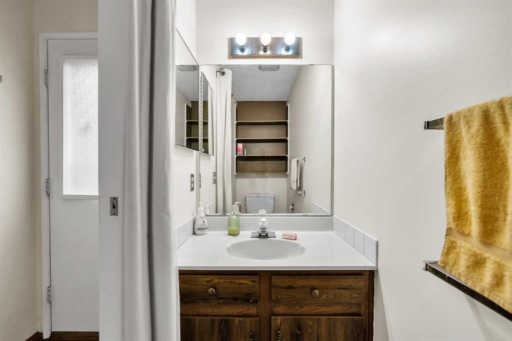 151 Midbend Place Se, Calgary, AB - Indoor Photo Showing Bathroom