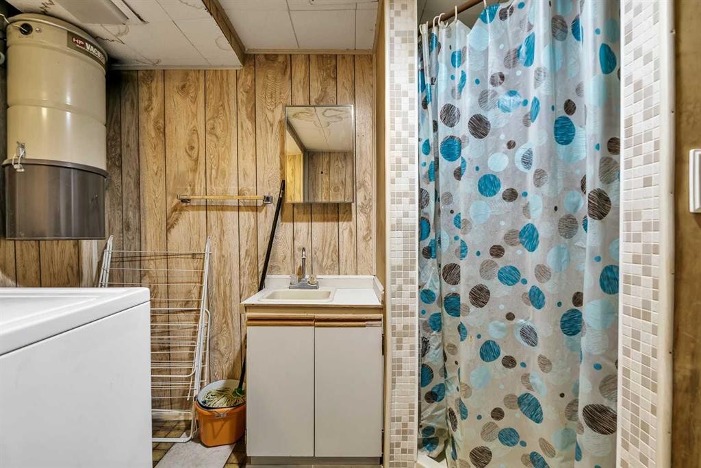 151 Midbend Place Se, Calgary, AB - Indoor Photo Showing Bathroom